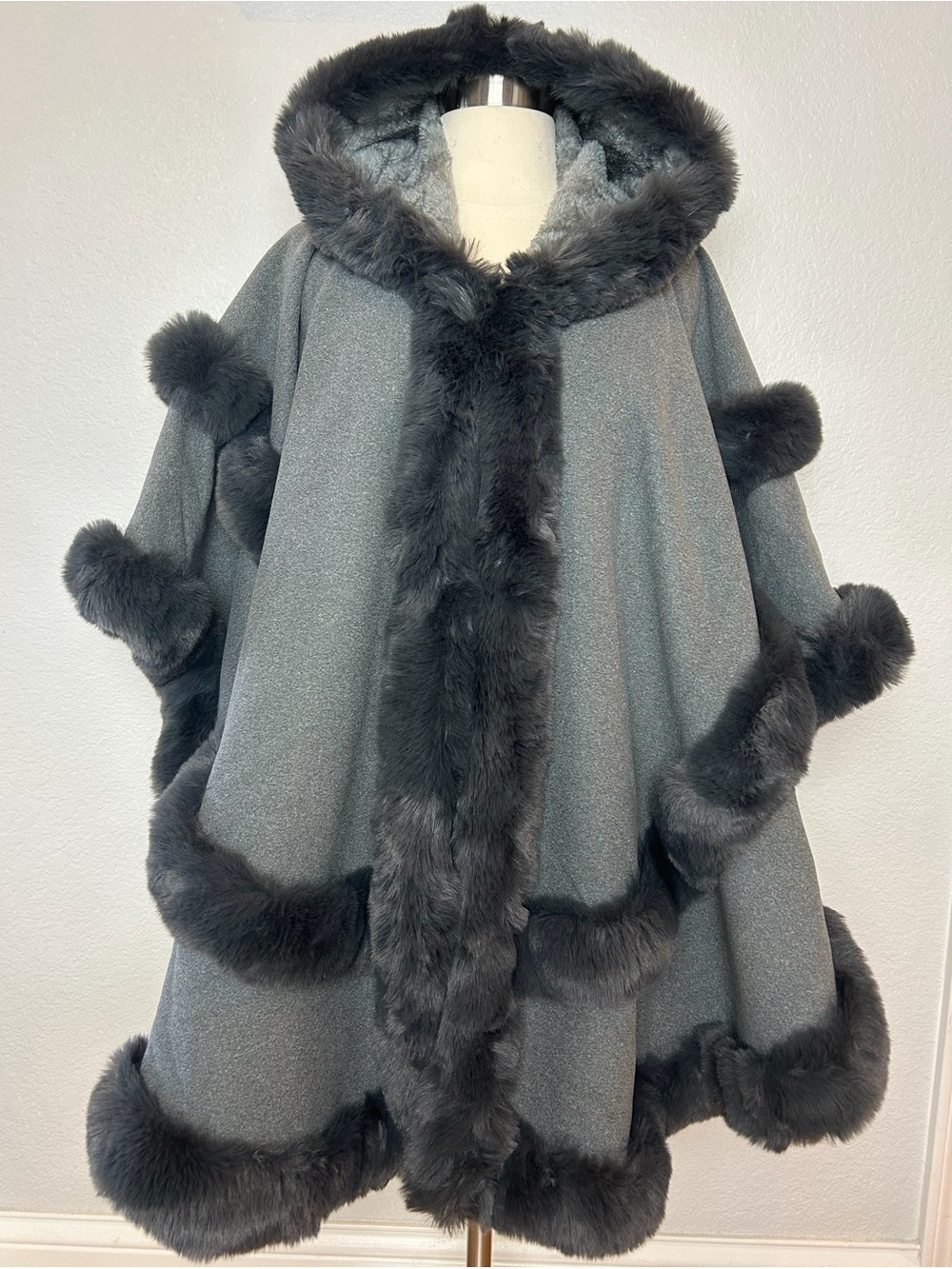 Poncho Cape Coat Hooded Women's One Size Fit Most Faux Fur Trim Gray NWT